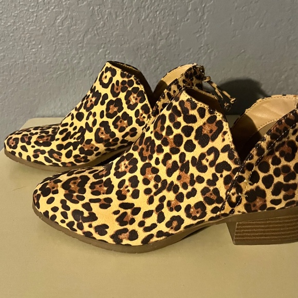 Kenneth Cole REACTION Women's Size 7M Side Way Low Heel Ankle Bootie Leopard - Picture 5 of 8